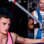 Deux coachs sportifs pour un Twink – Luke Allen, Chris Loan, Theo Ford